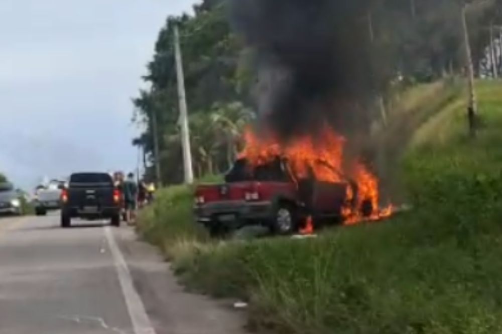 Carro &eacute; destru&iacute;do por inc&ecirc;ndio na BR-174 entre Manaus e Presidente Figueiredo