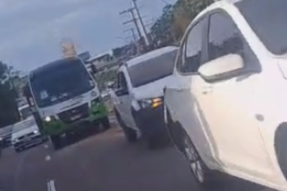 Colisão em sequência com micro-ônibus causa lentidão na Torquato Tapajós