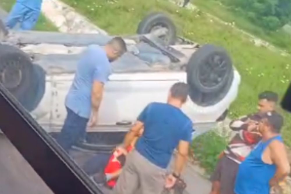 Veículo capota na zona oeste de Manaus e motorista recebe atendimento médico
