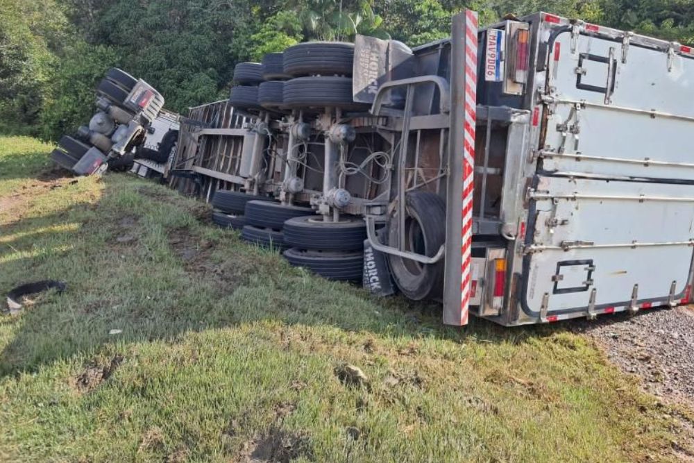 Caminhão com carga de refrigerantes tomba na AM-010 e mobiliza equipes de resgate