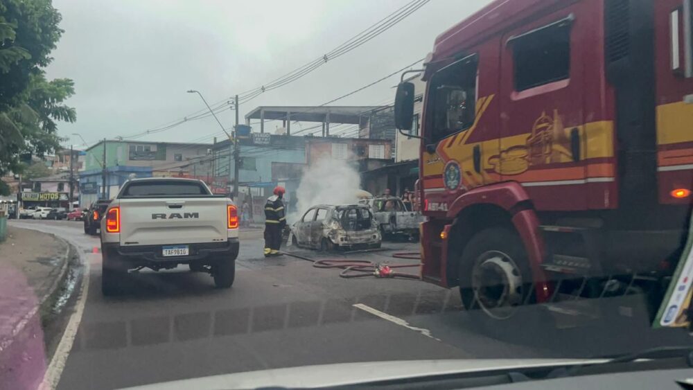 Carro é destruído por incêndio na Avenida Brasil em Manaus