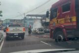 Carro é destruído por incêndio na Avenida Brasil em Manaus