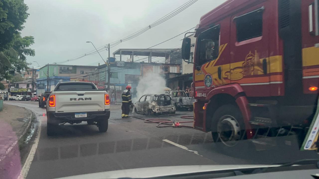Carro é destruído por incêndio na Avenida Brasil em Manaus