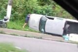 Motorista perde controle e capota carro na Av. Rodrigo Otávio em Manaus