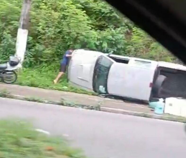 Motorista perde controle e capota carro na Av. Rodrigo Otávio em Manaus