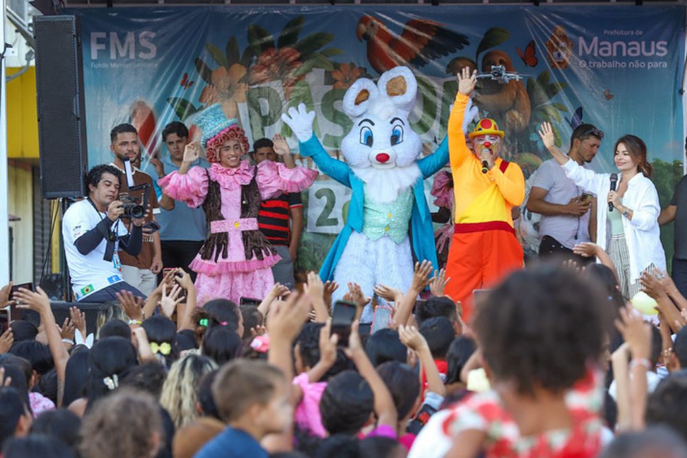Evento de Páscoa leva Coelhinho e atividades para moradores da Cidade de Deus