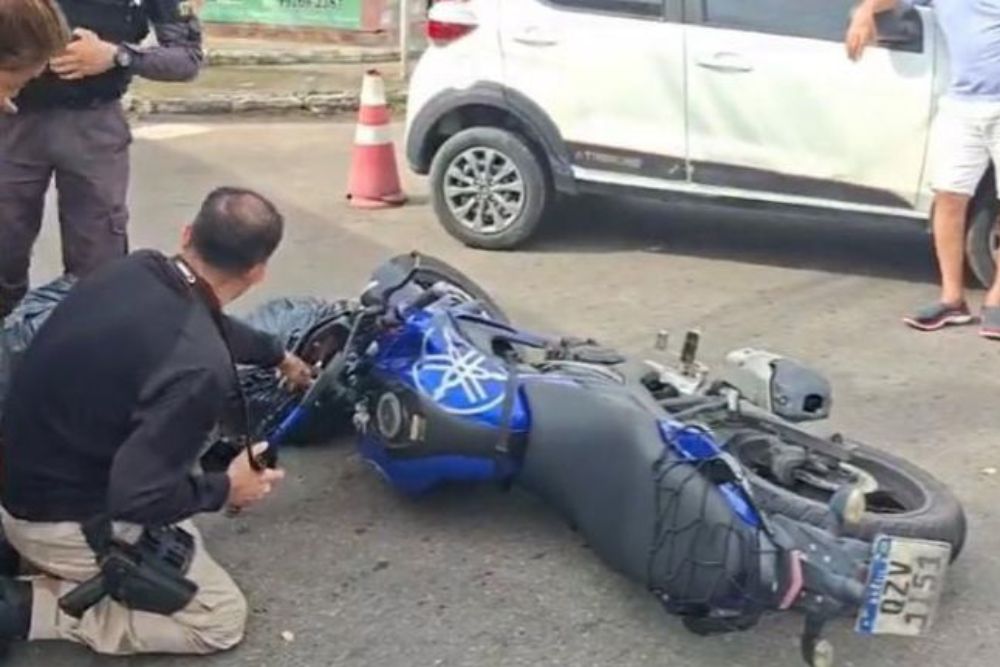 Motociclista sofre fratura exposta após acidente em rotatória na zona oeste de Manaus