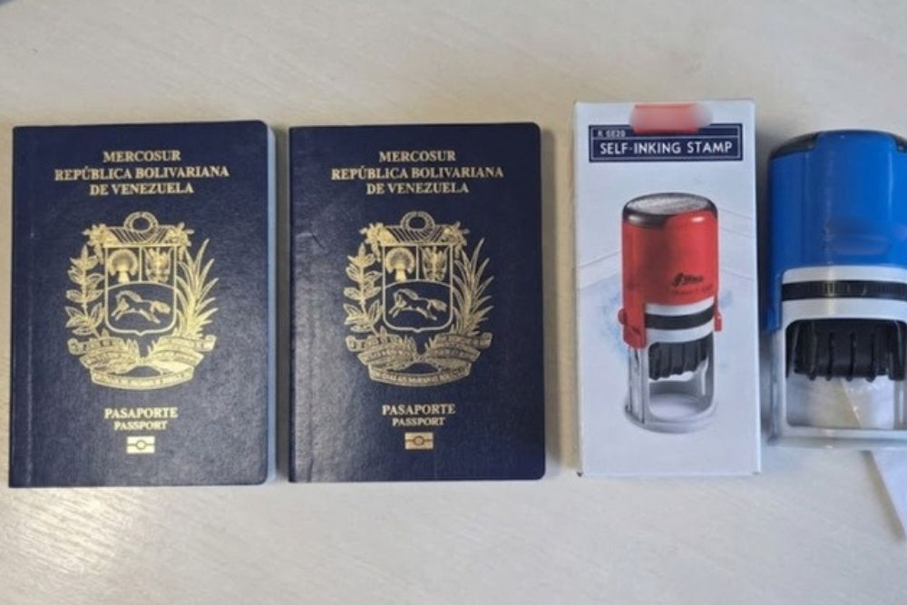 Venezuelano &eacute; detido com passaportes falsificados e carimbo migrat&oacute;rio em Manaus