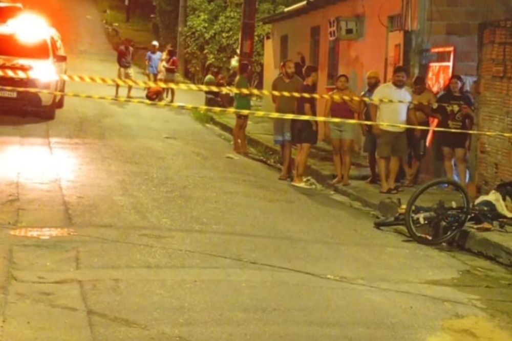 Ciclista morre após perder controle e bater contra muro no Monte Sinai, em Manaus