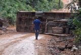 Ônibus escolar tomba em ramal próximo à BR-174 e moradores denunciam precariedade da estrada