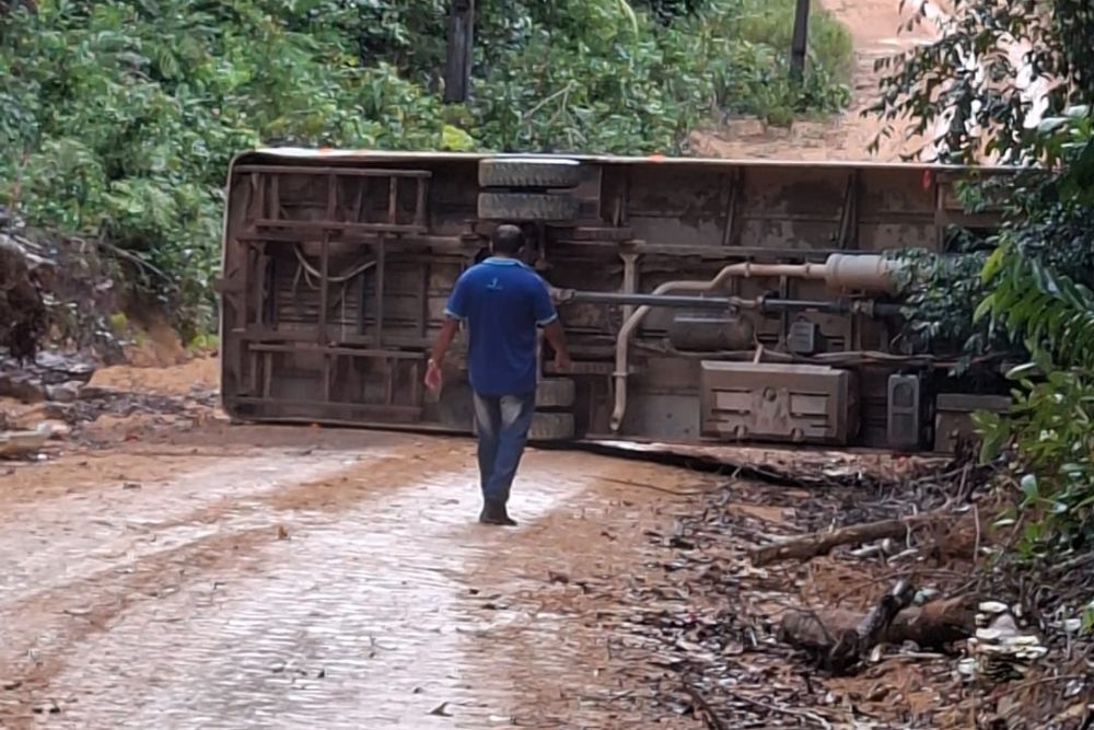 &Ocirc;nibus escolar tomba em ramal pr&oacute;ximo &agrave; BR-174 e moradores denunciam precariedade da estrada
