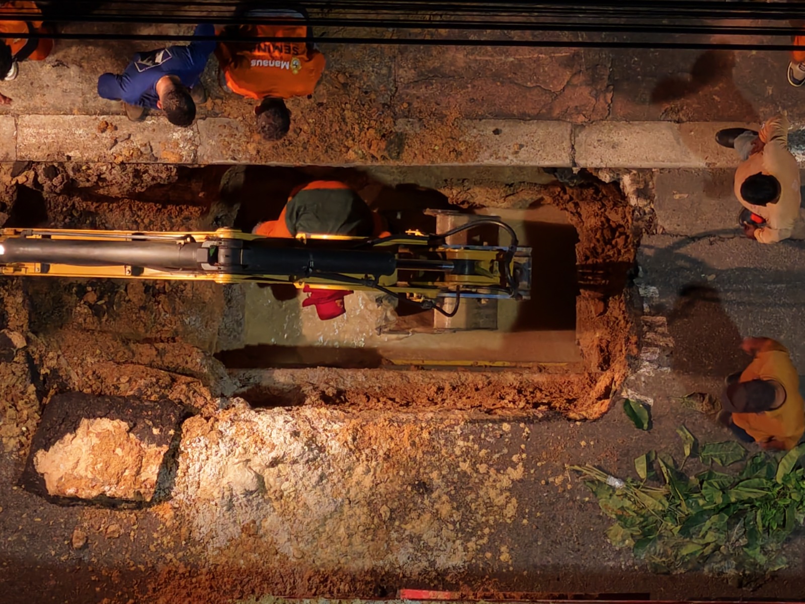 Força-tarefa noturna restabelece drenagem na avenida Djalma Batista Força-tarefa noturna restabelece drenagem na avenida Djalma Batista