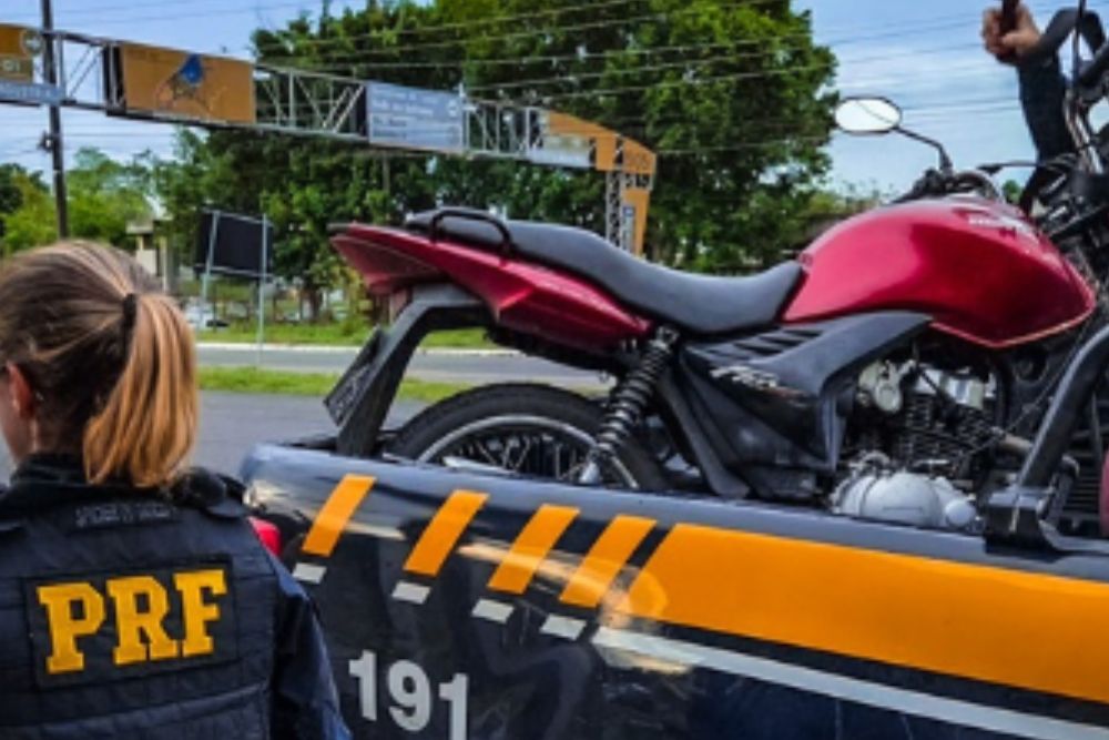 PRF apreende moto com sinais adulterados na BR-319, em Manaus