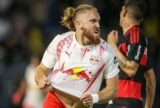 Bragantino domina o Flamengo, goleia por 3 a 0 e conta com expulsão de Pulgar