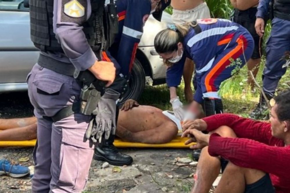 Dupla suspeita de roubo é agredida por moradores no bairro São José Operário Dupla suspeita de roubo é agredida por moradores no bairro São José Operário