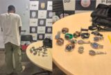 Homem passa a noite em shopping e furta 15 relógios em Manaus
