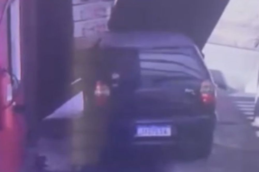 Homem quebra portão e foge sem pagar motel na zona norte de Manaus Homem quebra portão e foge sem pagar motel na zona norte de Manaus
