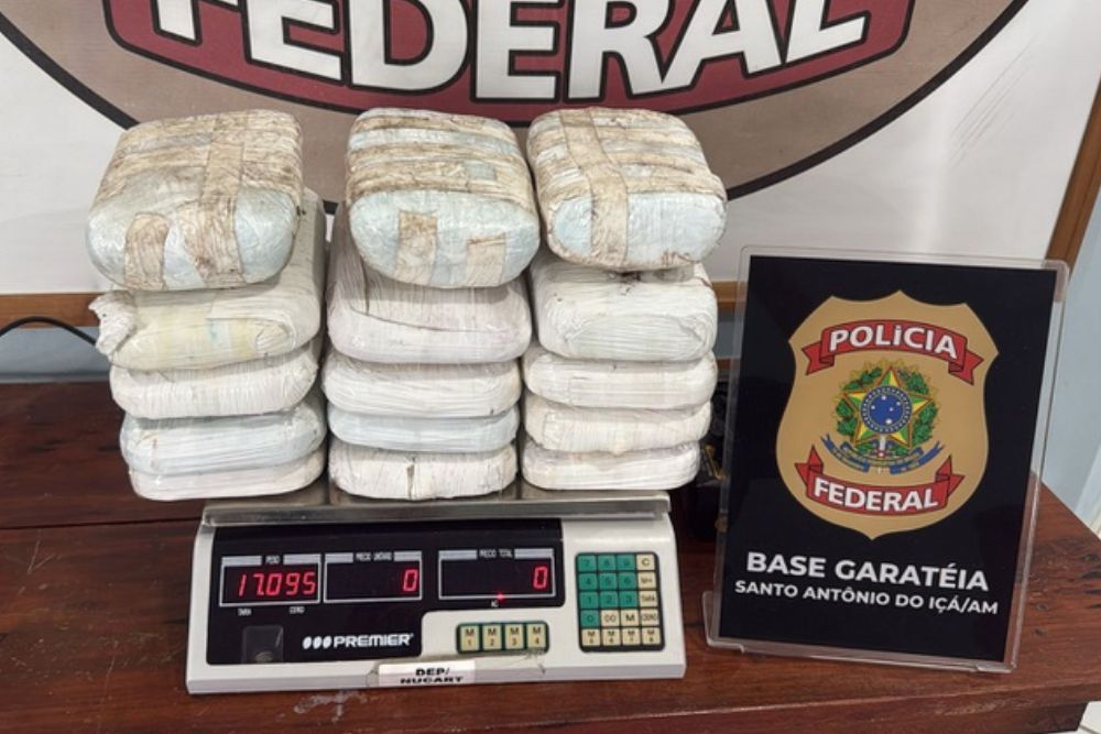 PF apreende 15 tabletes de cocaína em embarcação no interior do Amazonas PF apreende 15 tabletes de cocaína em embarcação no interior do Amazonas