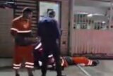 Gari tem perna prensada durante manobra de caminhão de coleta em Manaus