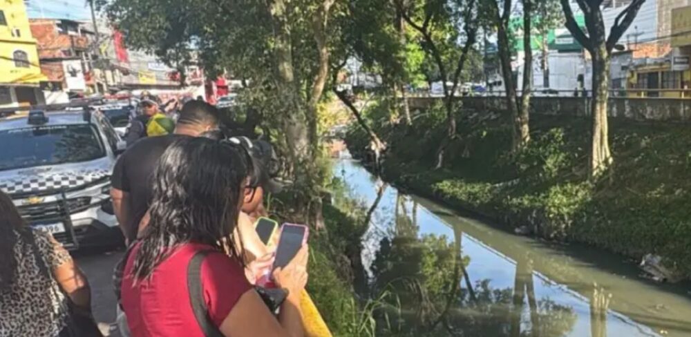 Corpo é encontrado boiando em igarapé da Compensa, em Manaus Corpo é encontrado boiando em igarapé da Compensa, em Manaus