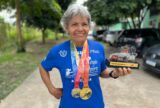 Aos 67 anos, aluna da FUnATI vence maratona de 42 km em Manaus