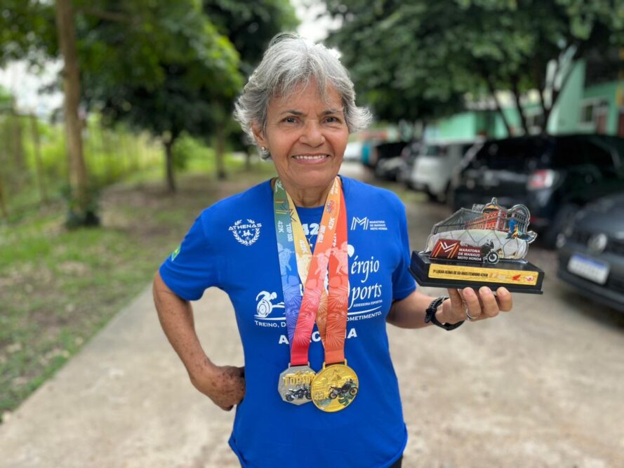 Aos 67 anos, aluna da FUnATI vence maratona de 42 km em Manaus