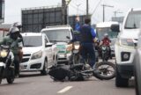 Colisão entre moto e viatura da perícia provoca lentidão na Avenida Darcy Vargas