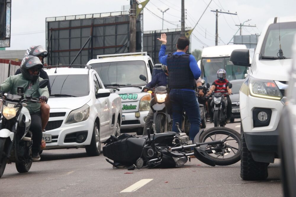 Colis&atilde;o entre moto e viatura da per&iacute;cia provoca lentid&atilde;o na Avenida Darcy Vargas