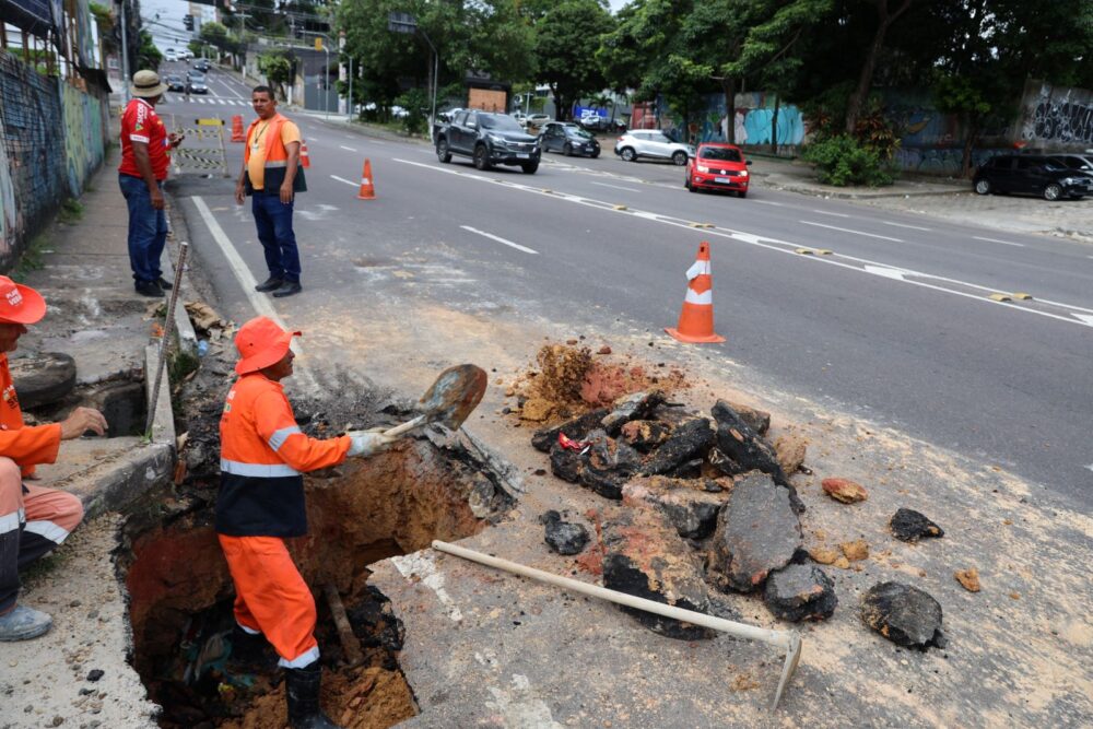 Rede de drenagem &eacute; recuperada ap&oacute;s cratera se abrir em avenida de Manaus
