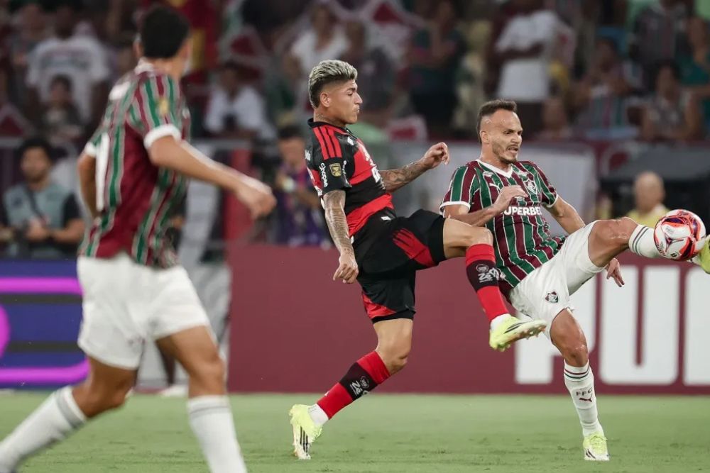 Fluminense e Flamengo duelam pelo G3 do Brasileirão neste domingo (12) Fluminense e Flamengo duelam pelo G3 do Brasileirão neste domingo (12)