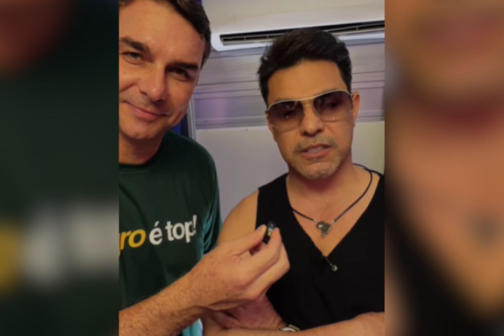 Fl&aacute;vio Bolsonaro e Zez&eacute; Di Camargo gravam mensagem de apoio ao ex-presidente durante Expogrande