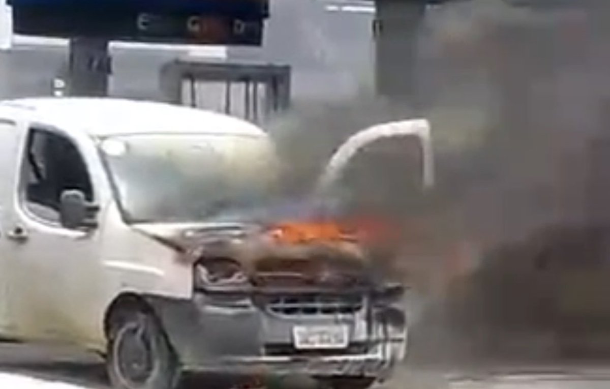 Carro pega fogo em posto de combustíveis no bairro Petrópolis