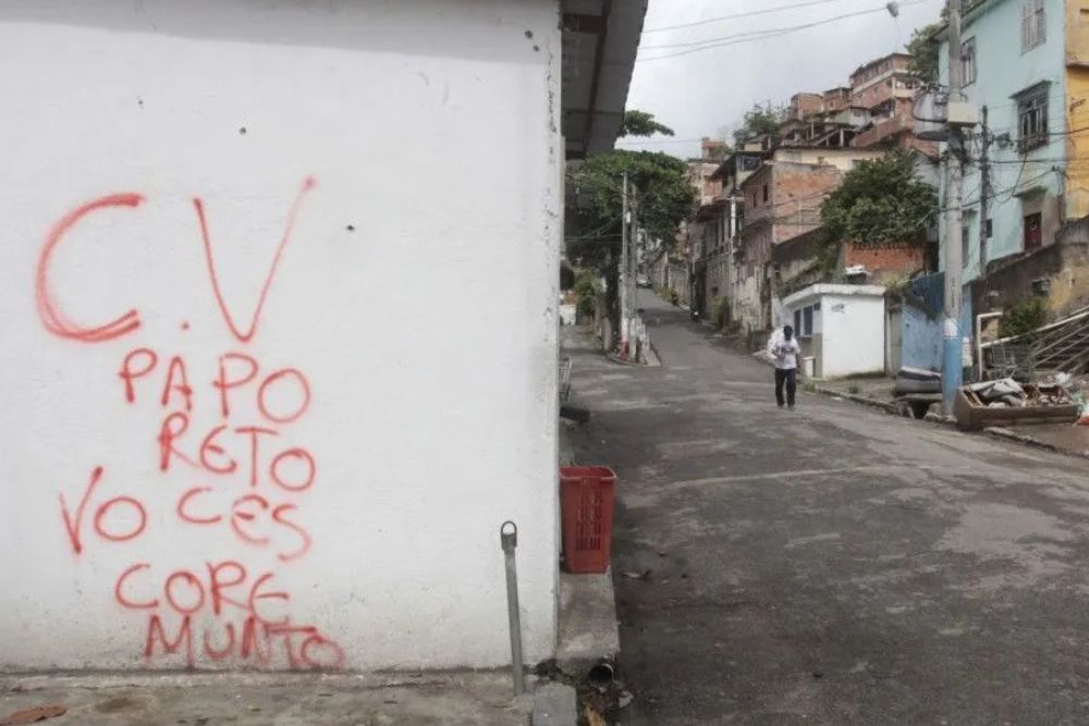 Justiça decreta prisão preventiva de casal flagrado com fuzis e pistolas destinados ao CV Justiça decreta prisão preventiva de casal flagrado com fuzis e pistolas destinados ao CV
