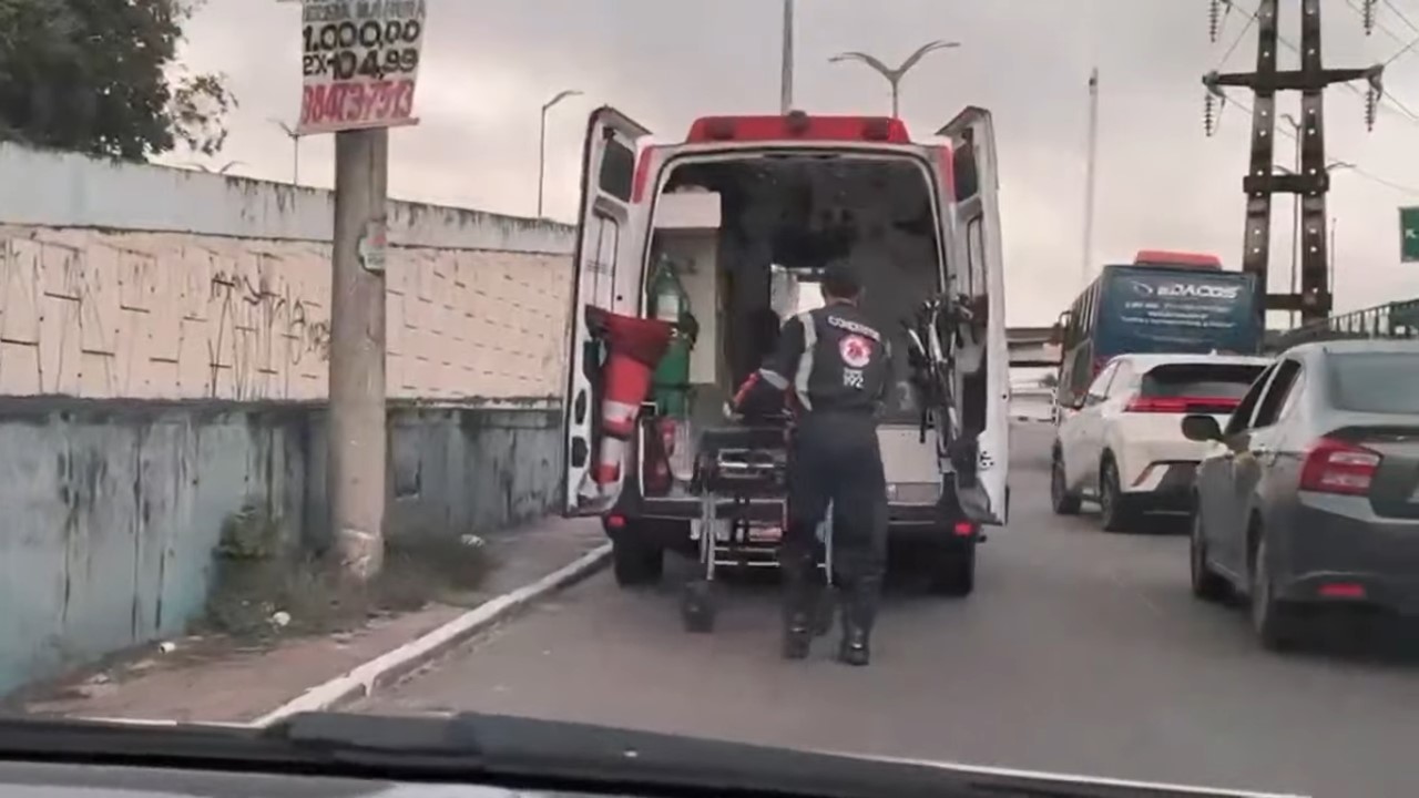 Motociclista fica ferido em acidente na rotat&oacute;ria do Coroado
