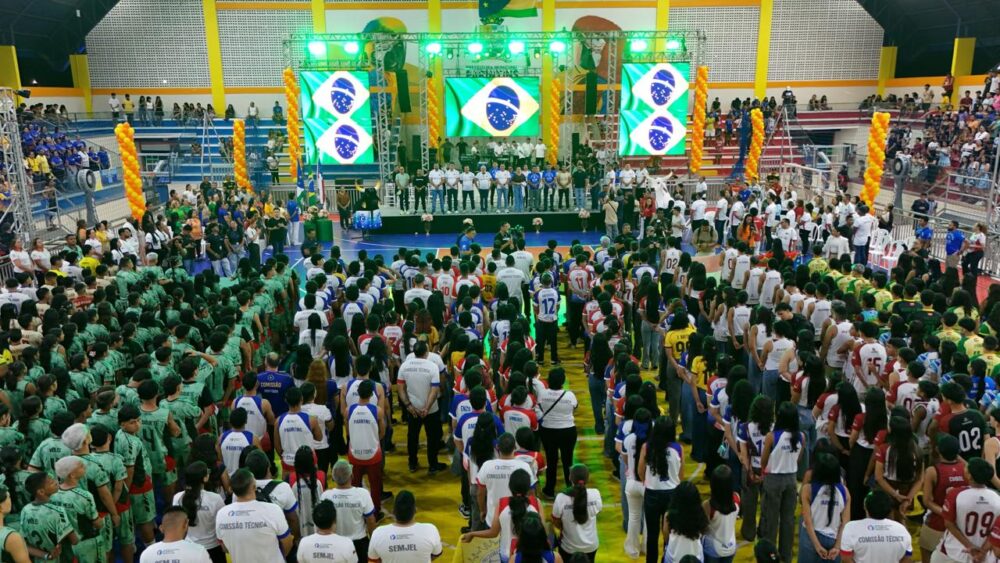 Parintins abre JEAs na Arena Rubem dos Santos com espetáculo
