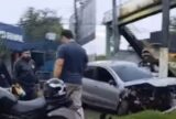 Acidente com carro contra pilastra causa retenção na Torquato Tapajós 