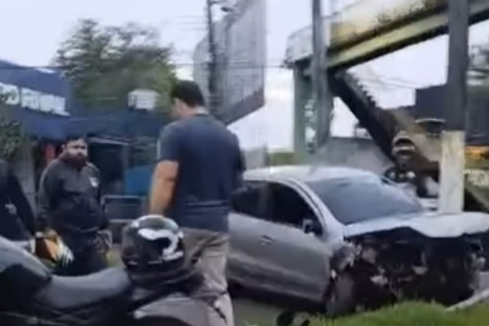Acidente com carro contra pilastra causa retenção na Torquato Tapajós 