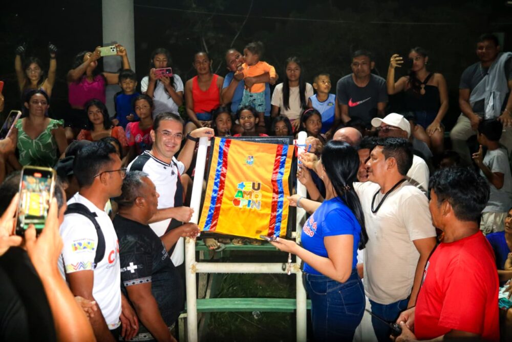 Prefeitura entrega campo iluminado na Vila Batista, em Parintins