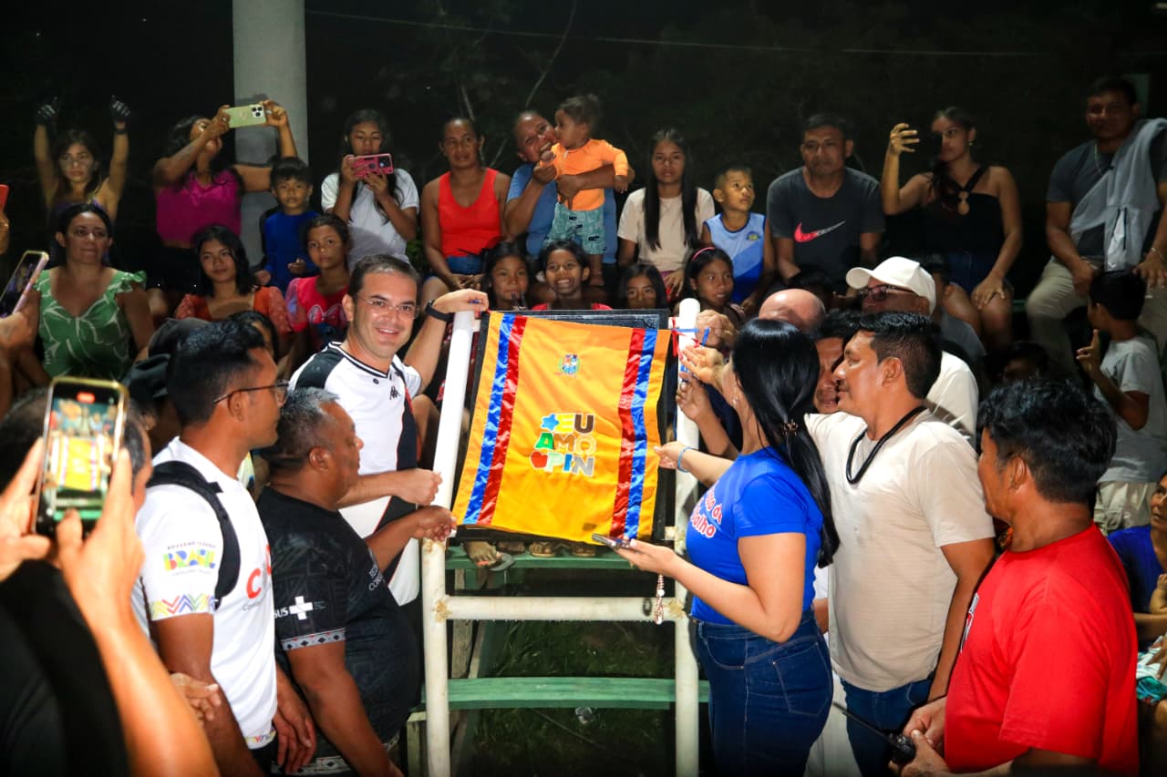 Prefeitura entrega campo iluminado na Vila Batista, em Parintins