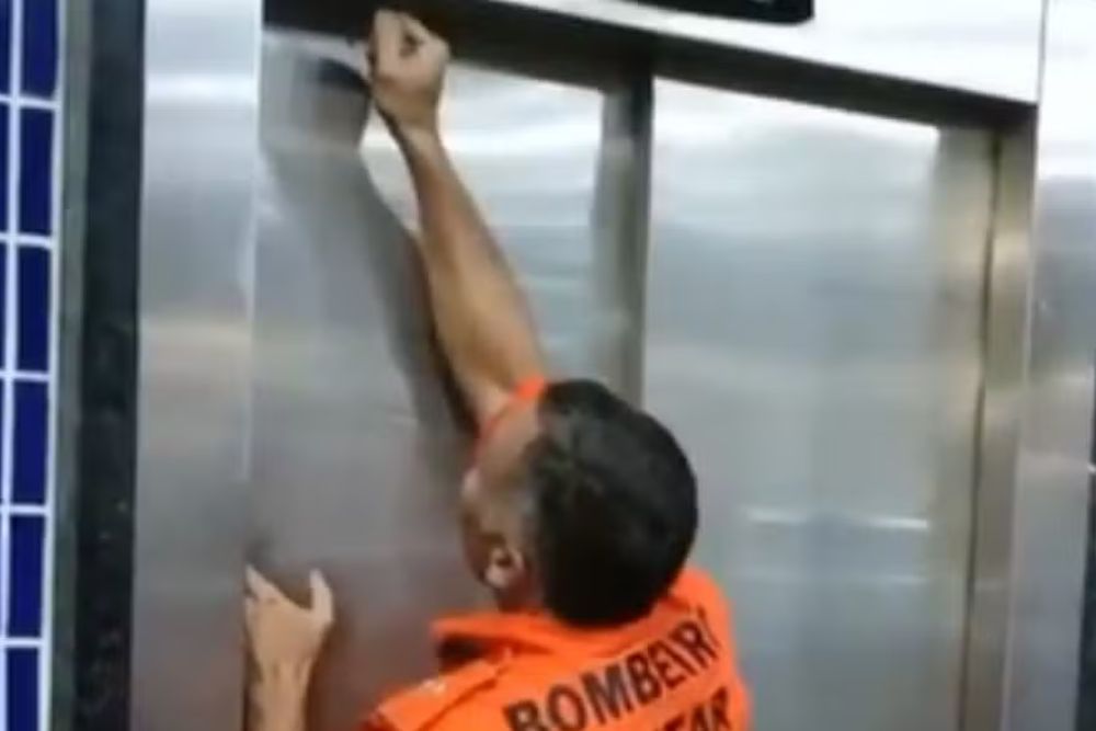 Adolescentes são resgatados após ficarem presos em elevador de passarela em Manaus