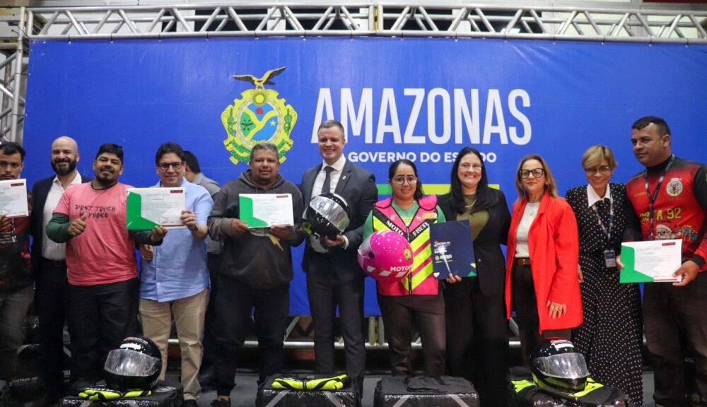 Detran-AM amplia apoio a motofretistas com entrega de kits, CNHs sociais e abertura de novas turmas