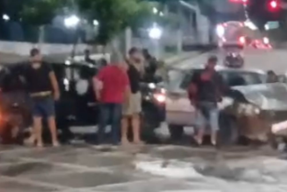 Acidente entre carros provoca lentidão na Constantino Nery, em Manaus