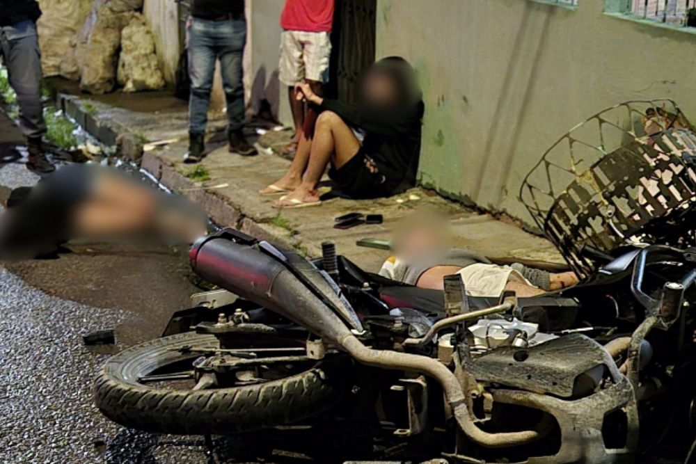 Colis&atilde;o com motocicleta deixa tr&ecirc;s v&iacute;timas feridas no bairro Tarum&atilde;
