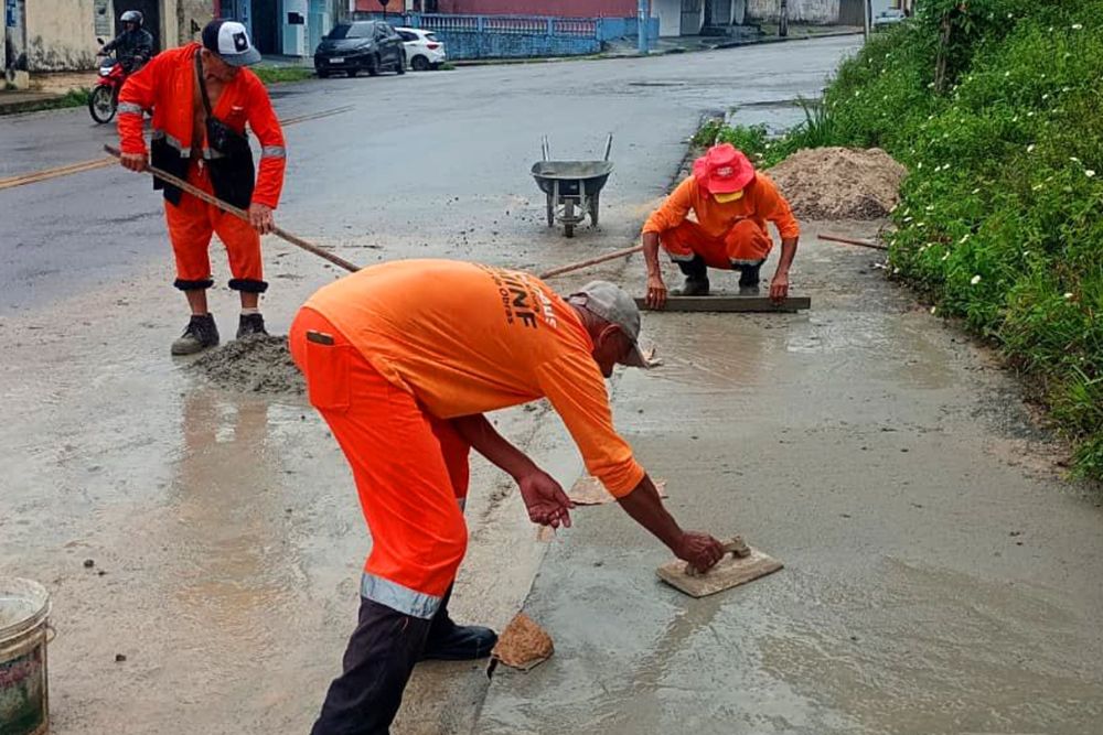 Rua José Romão recebe obras de drenagem e nova calçada na zona leste