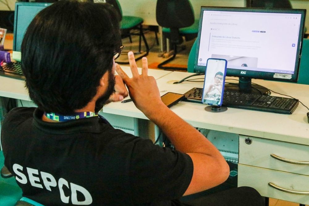 Dia Nacional da Libras: Amazonas amplia inclus&atilde;o com ensino bil&iacute;ngue e servi&ccedil;os de acessibilidade