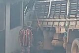 Caminhão fica sem freio e invade área de casa em ladeira com histórico de acidentes em Manaus