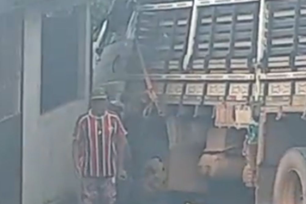 Caminhão fica sem freio e invade área de casa em ladeira com histórico de acidentes em Manaus