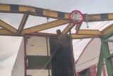 Caminhão atinge limitador de altura e provoca congestionamento na avenida João Valério, em Manaus
