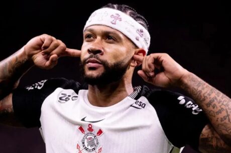 Impasse sobre futuro de Memphis Depay expõe divisão interna no Corinthians
