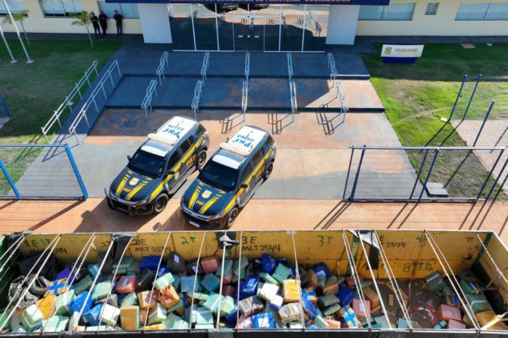 PRF apreende mais de 12,6 toneladas de maconha oculta em carga de caminh&atilde;o